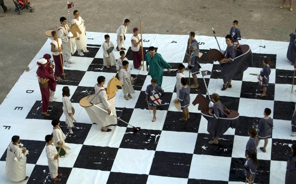 Human Chess In Real Life With 32 Real Humans As Pieces !! You Win Or Dié 