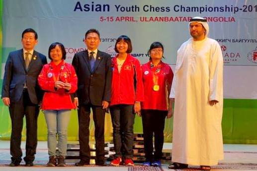 Sainbayar-Tserendorj-and-Hisham-Al-Taher-with-Vietnamese-players-including-under-18-girls-champion